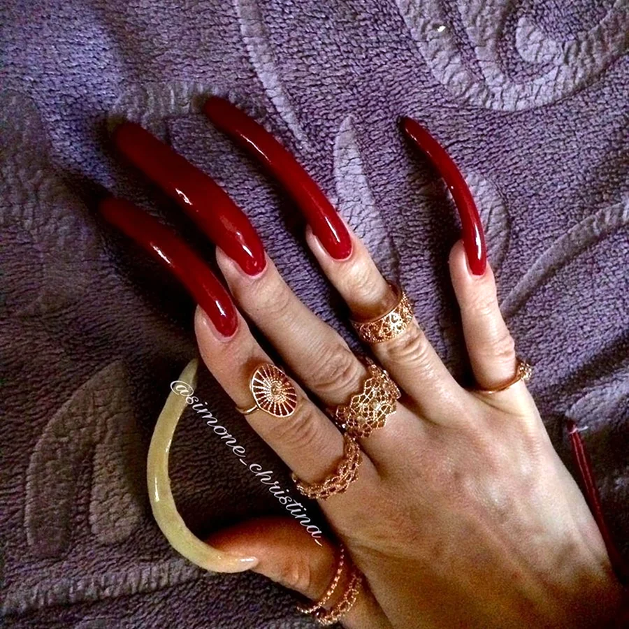 Очень длинные красные ногти