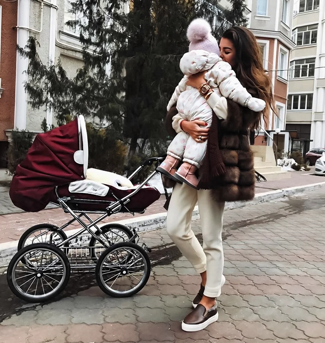 Оксана Самойлова с коляской