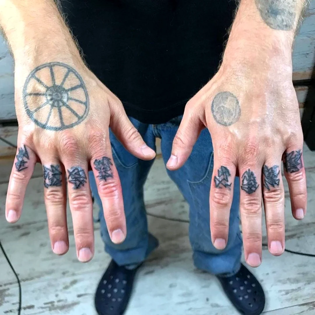 Оксимирон Татуировки на пальцах