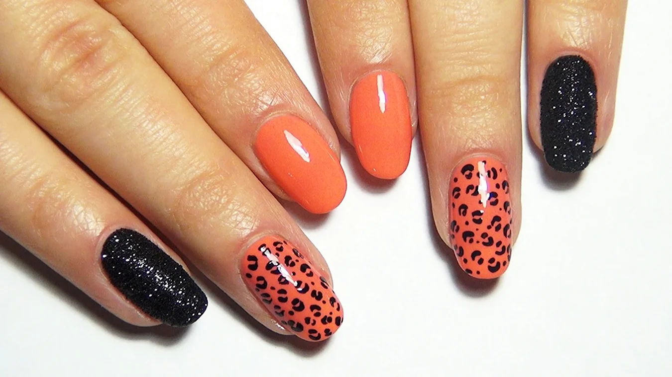 Оранжевые ногти с леопардом