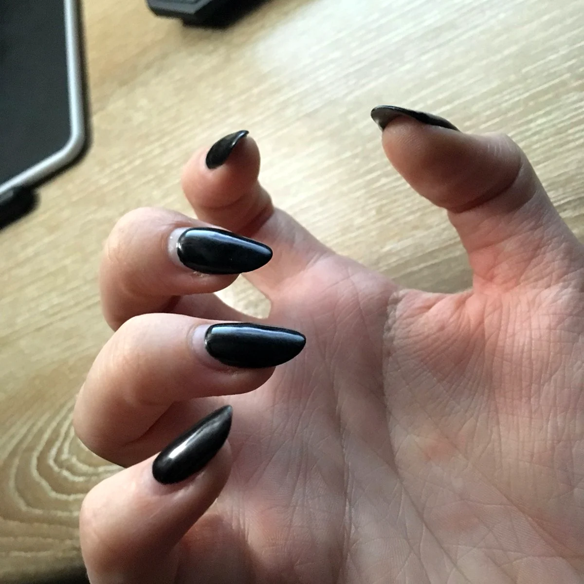 Отросшие черные ногти