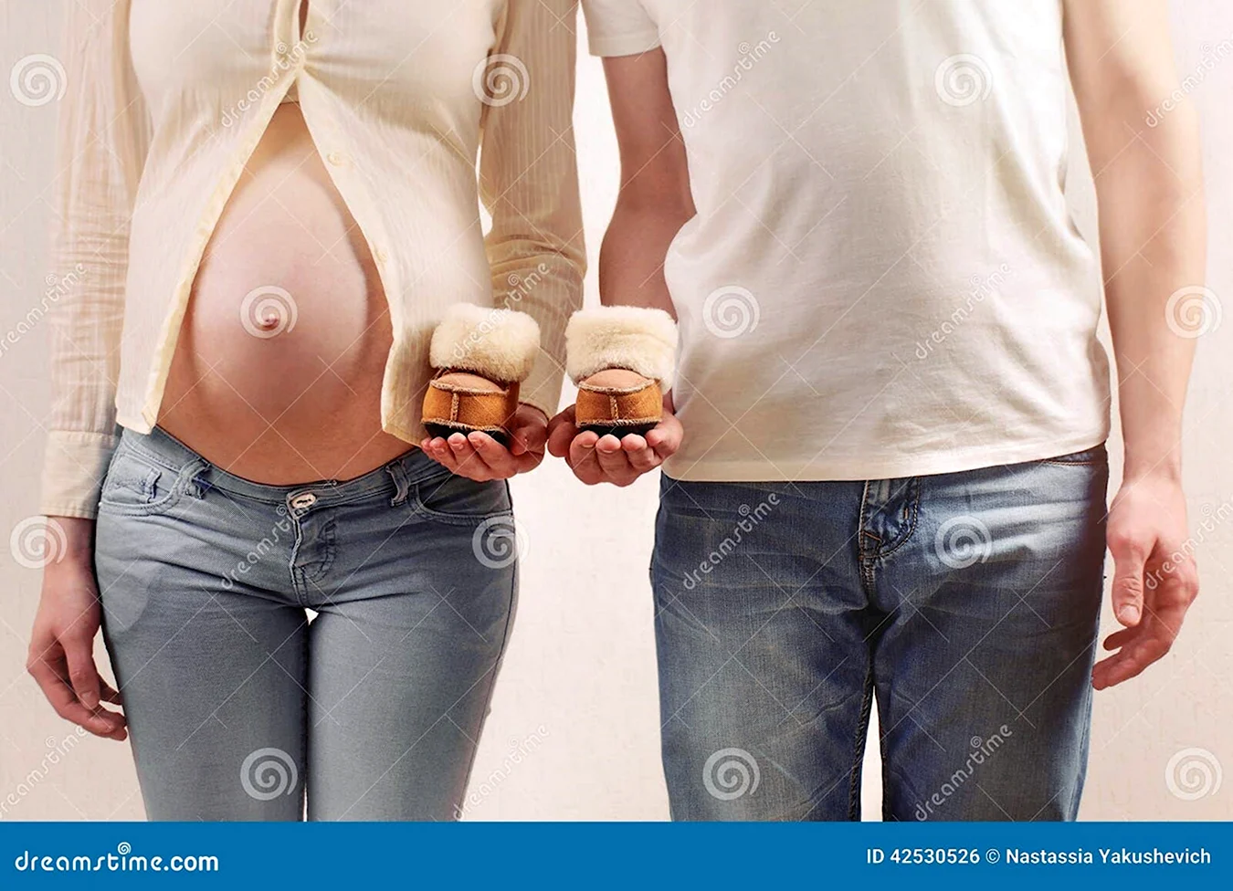 Пара беременные в джинсах