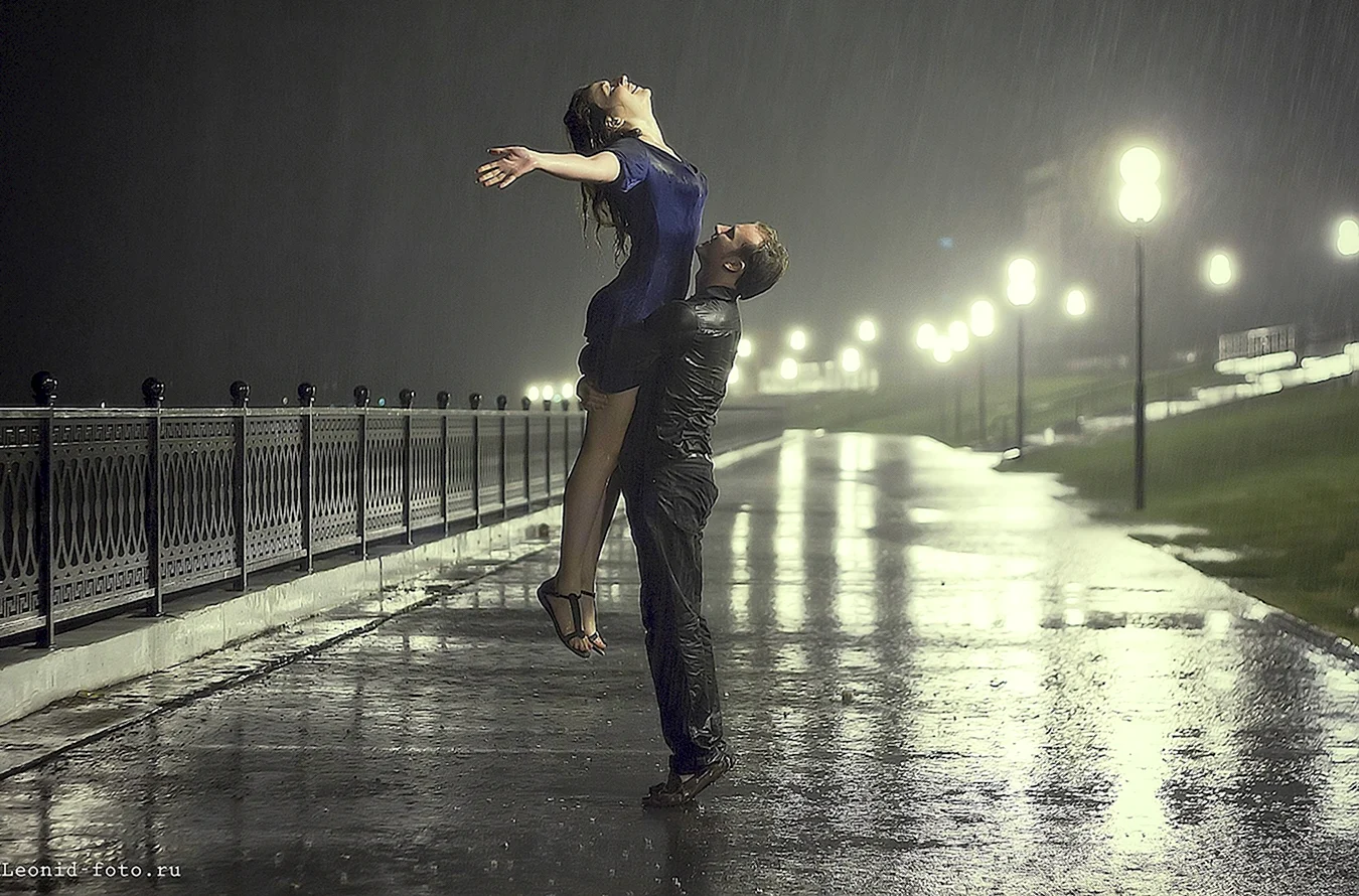 Пара танцует под дождем