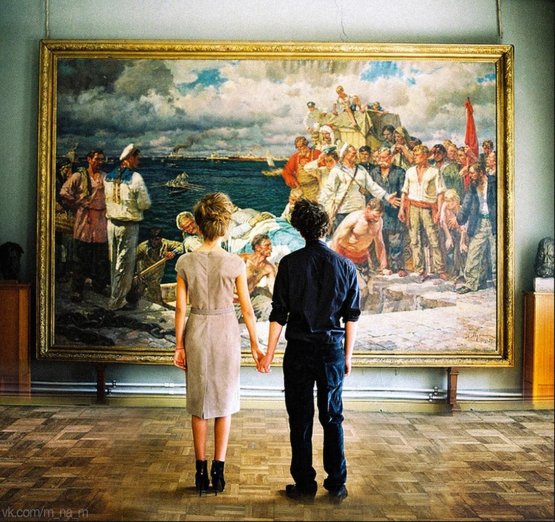 Пара в картинной галерее
