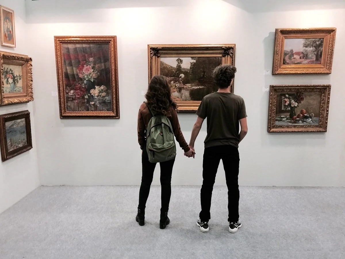 Пара в картинной галерее