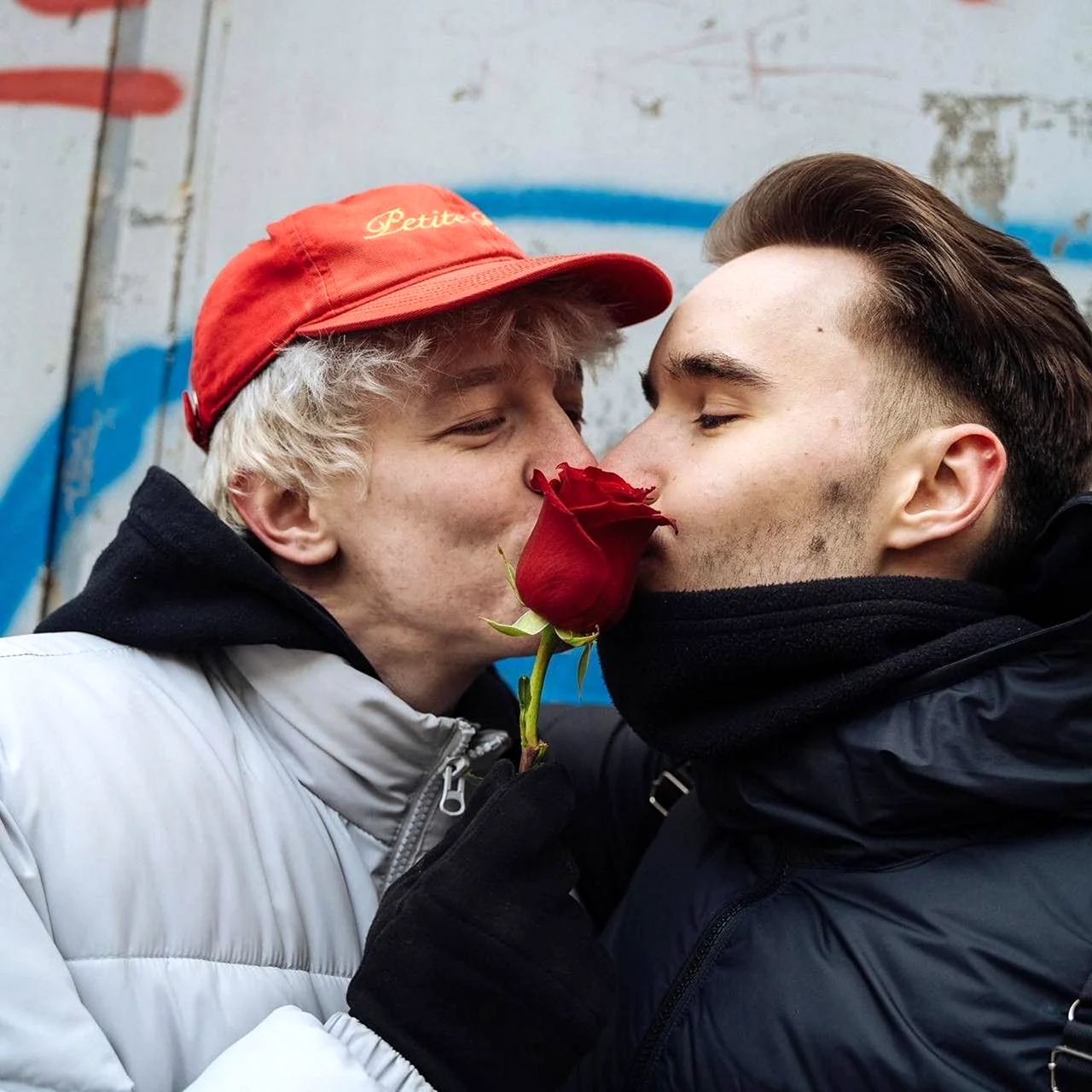 Парадеевич и Кореш целуются