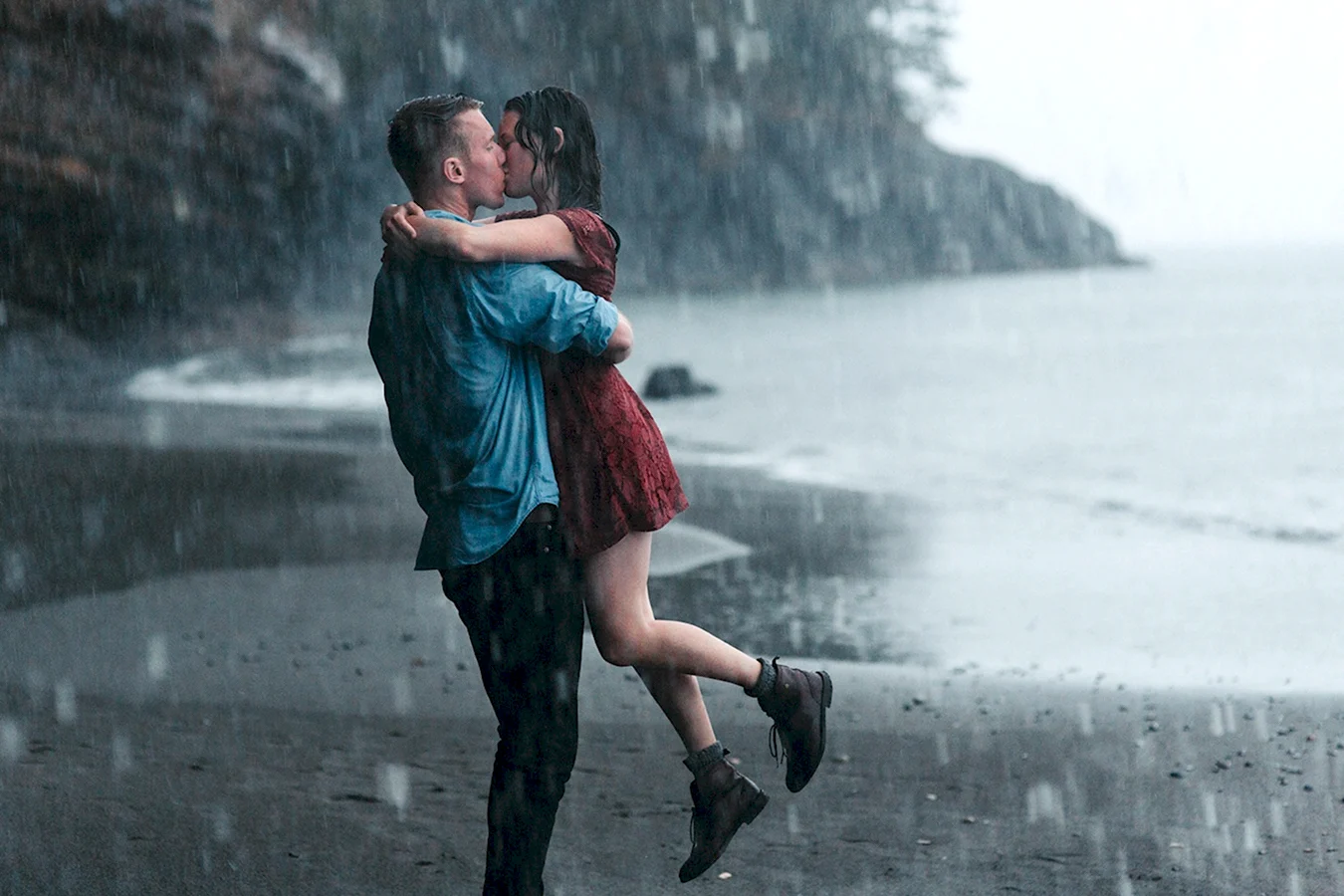 Парень и девушка под дождем