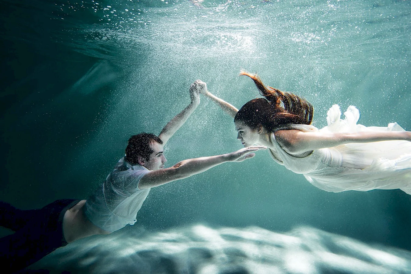 Парень и девушка под водой