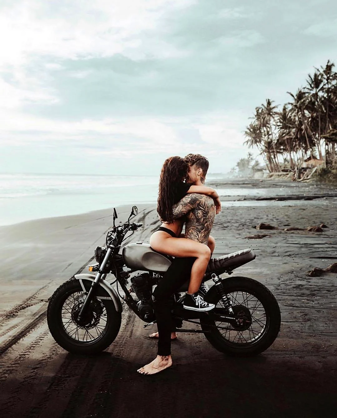 Парень с девушкой на мотоцикле