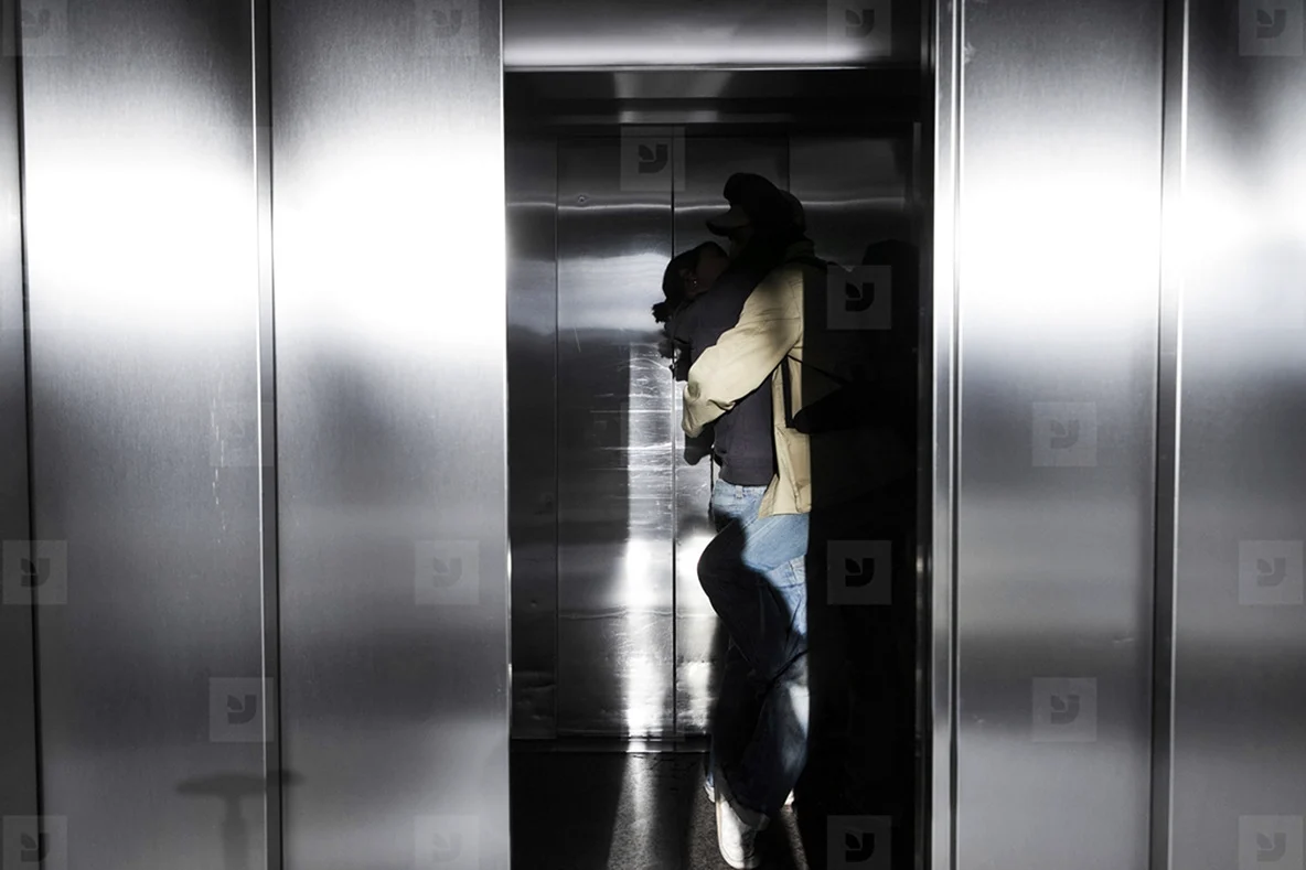 Парень с девушкой в лифте