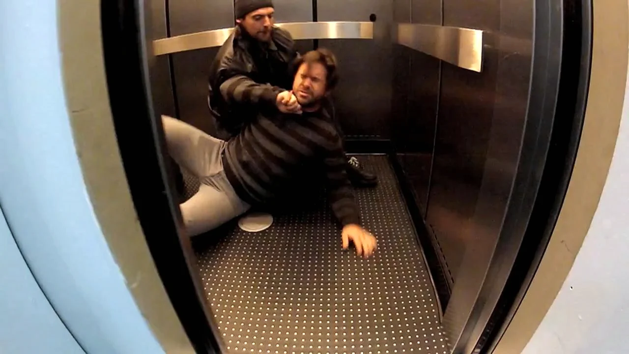 Парень в лифте