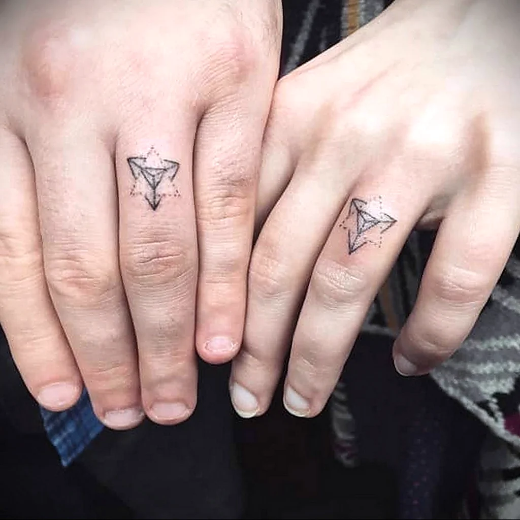 Парные Татуировки на пальцах