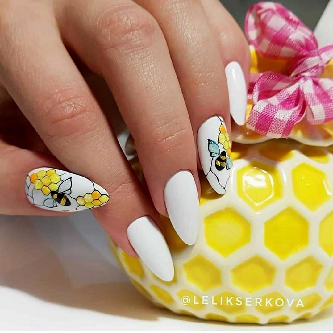 Пчелка на ногтях