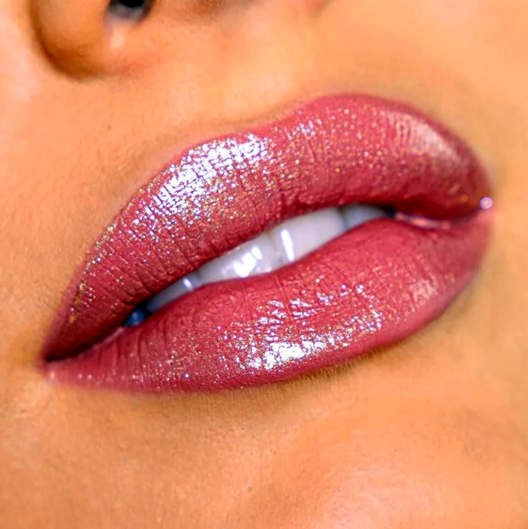 Перманентный макияж губ с блеском
