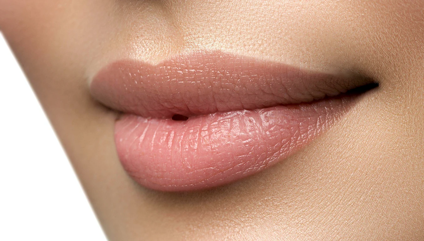 Перманентный макияж губ в стиле нюд