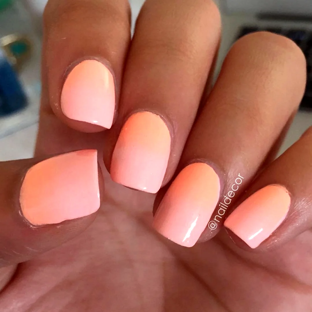 Персиковые ногти