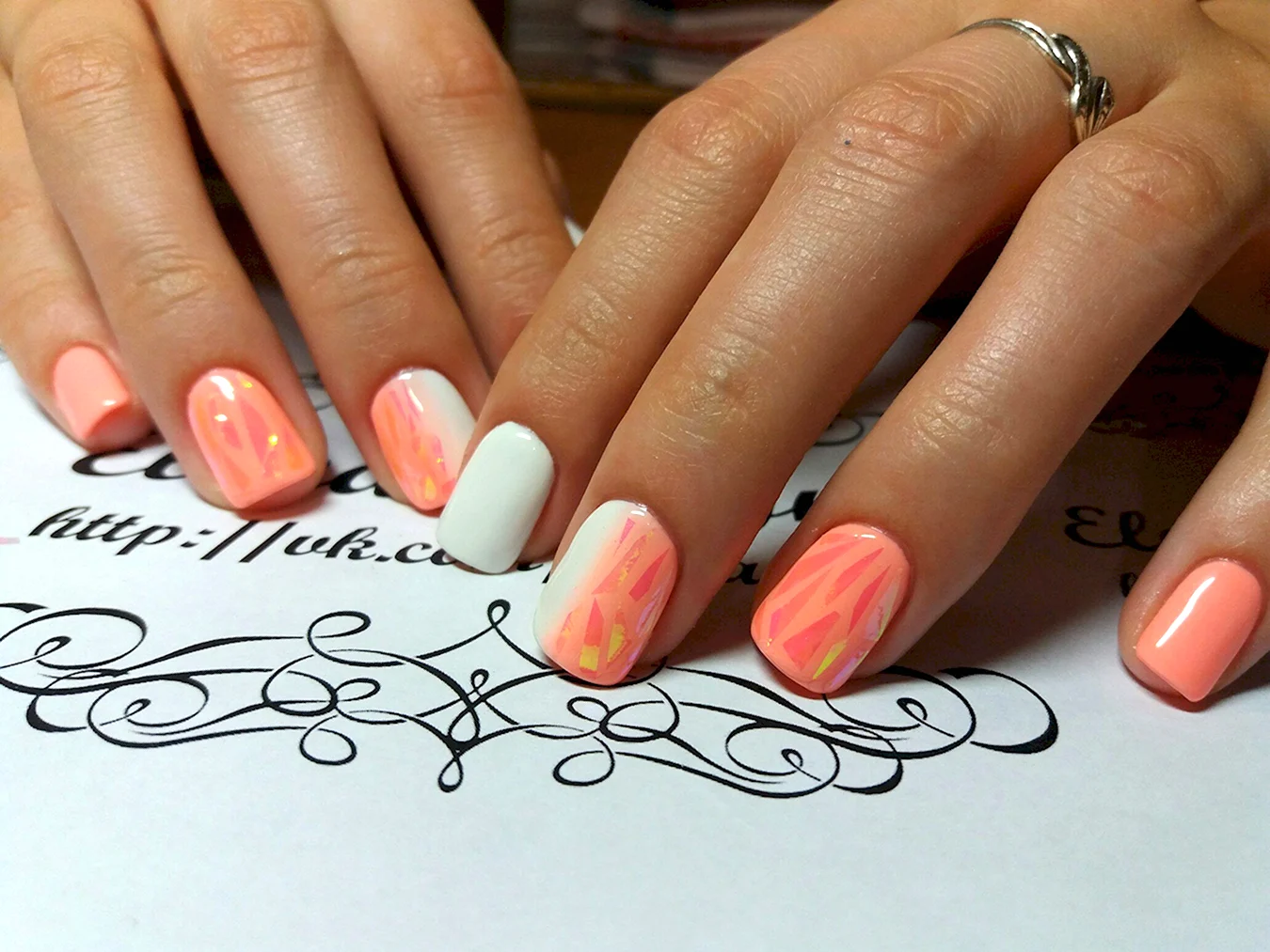 Персиковые ногти с рисунком