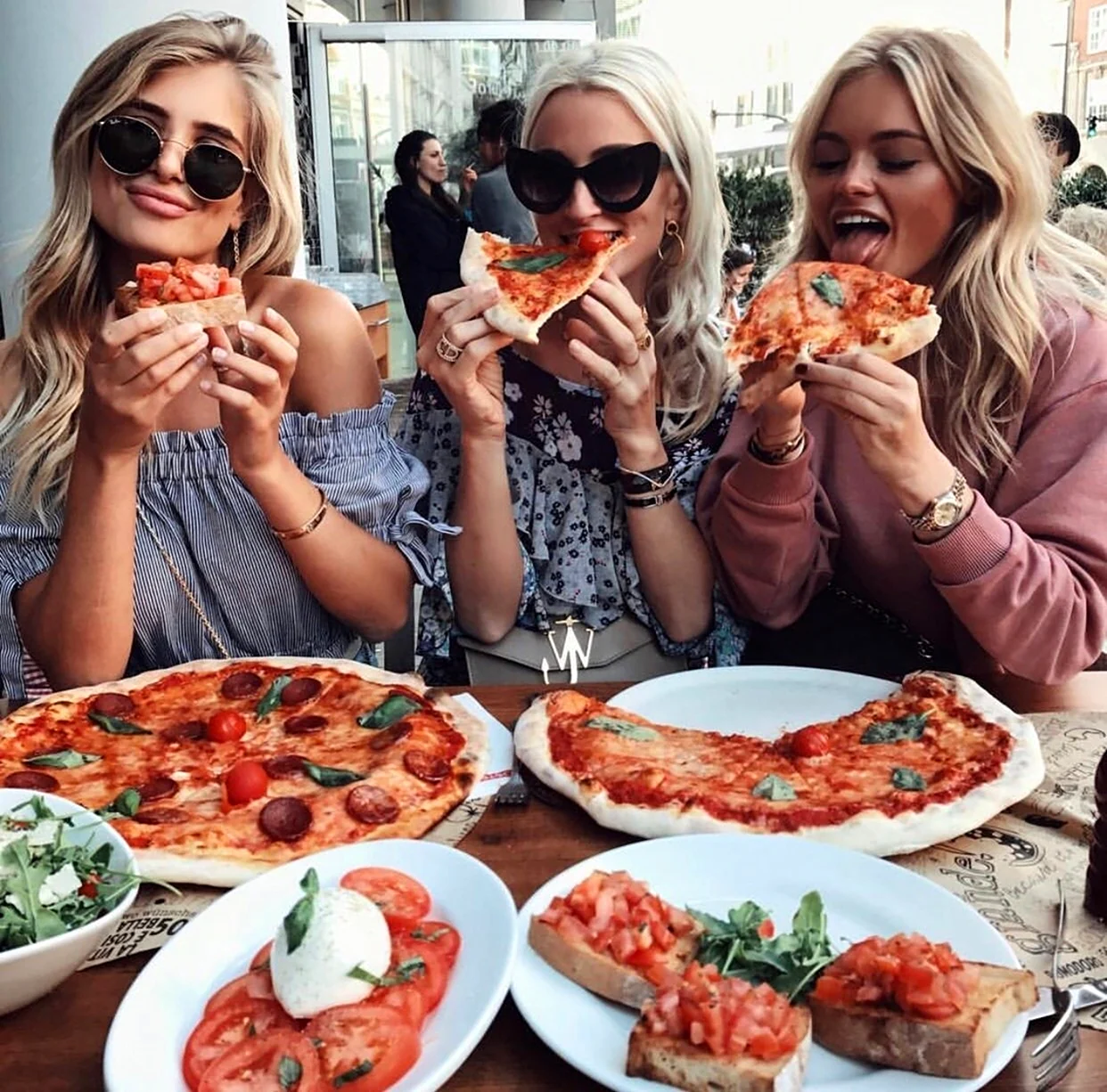 Подруги едят пиццу