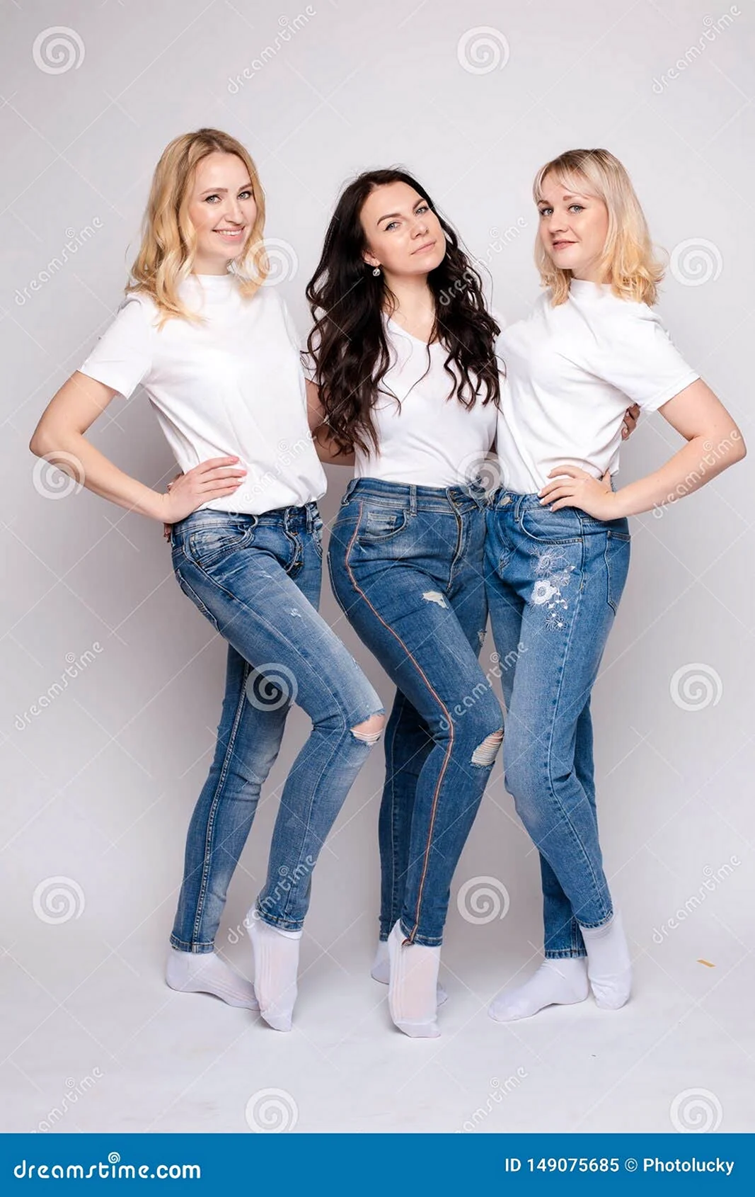 Подруги в джинсах