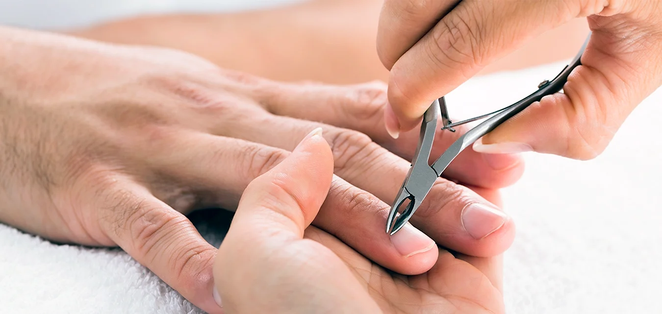 Подстригание ногтей на руках