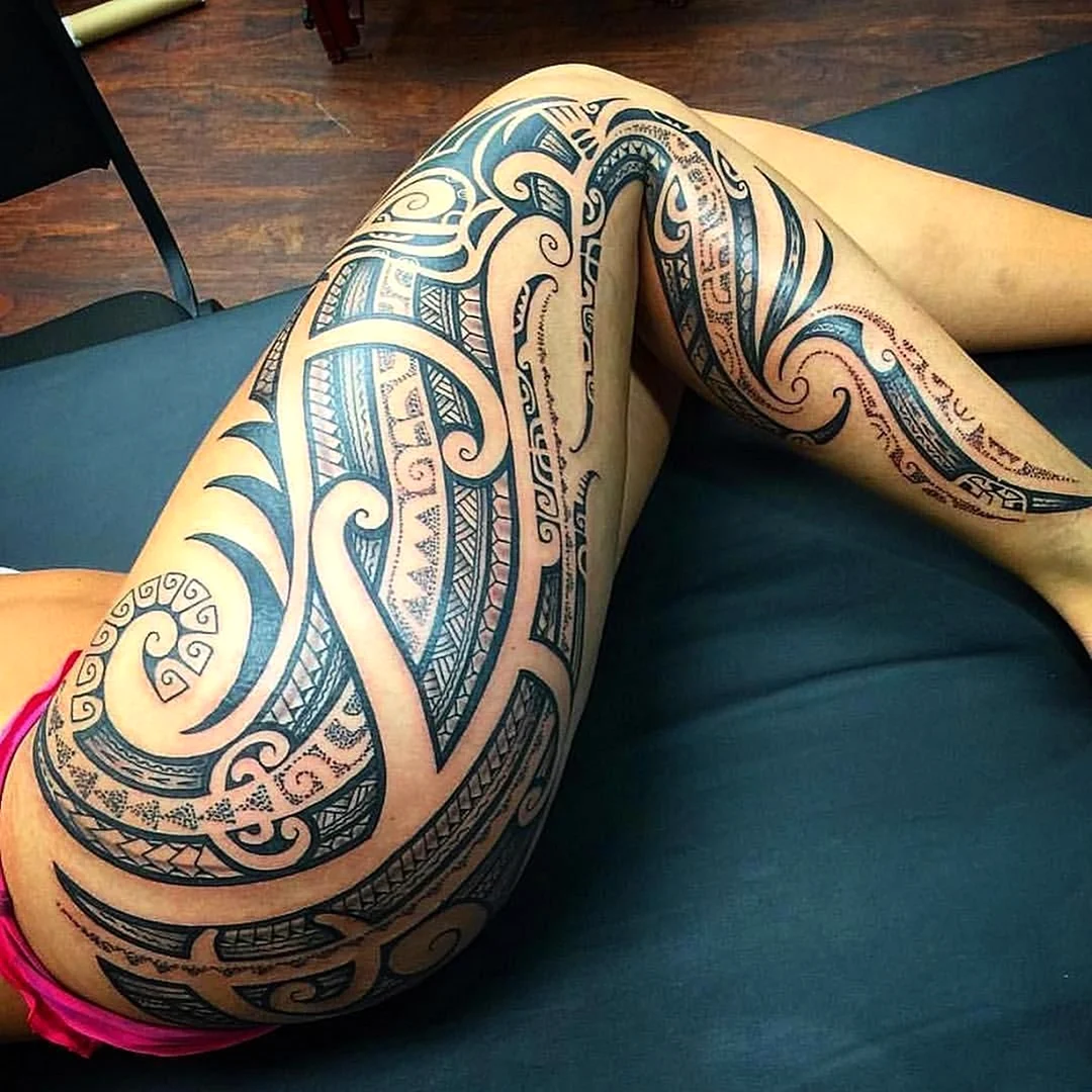 Полинезия тату на ноге женские