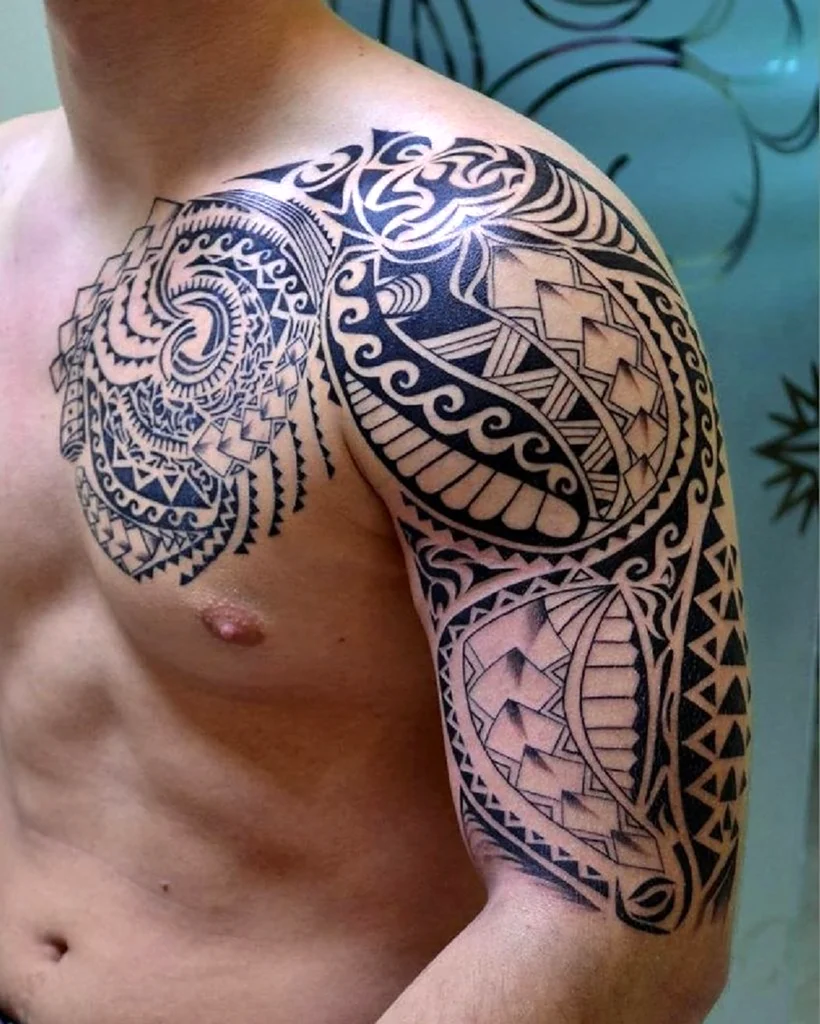 Полинезийские тату на грудине мужские