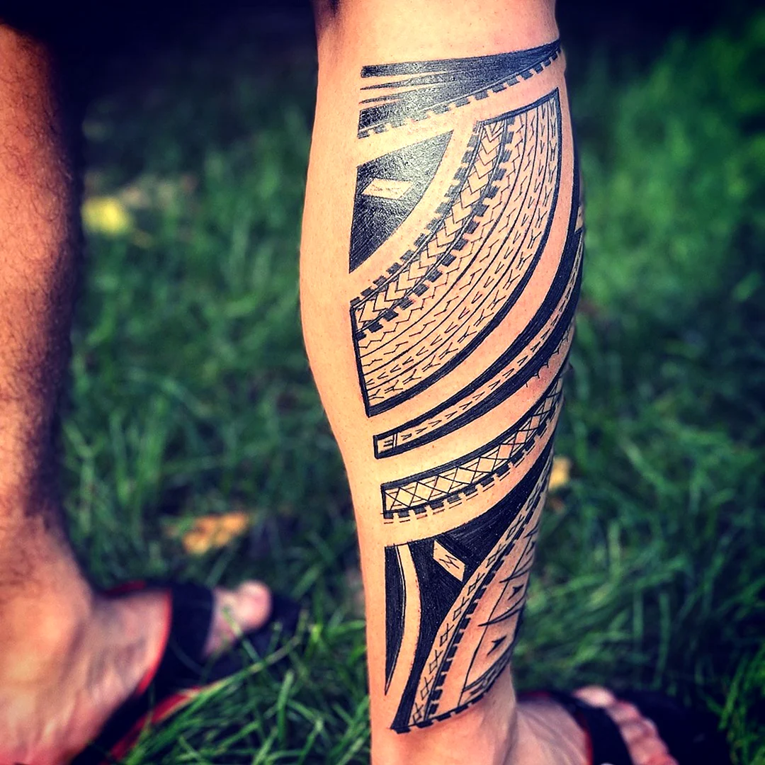 Полинезийские тату на ноге