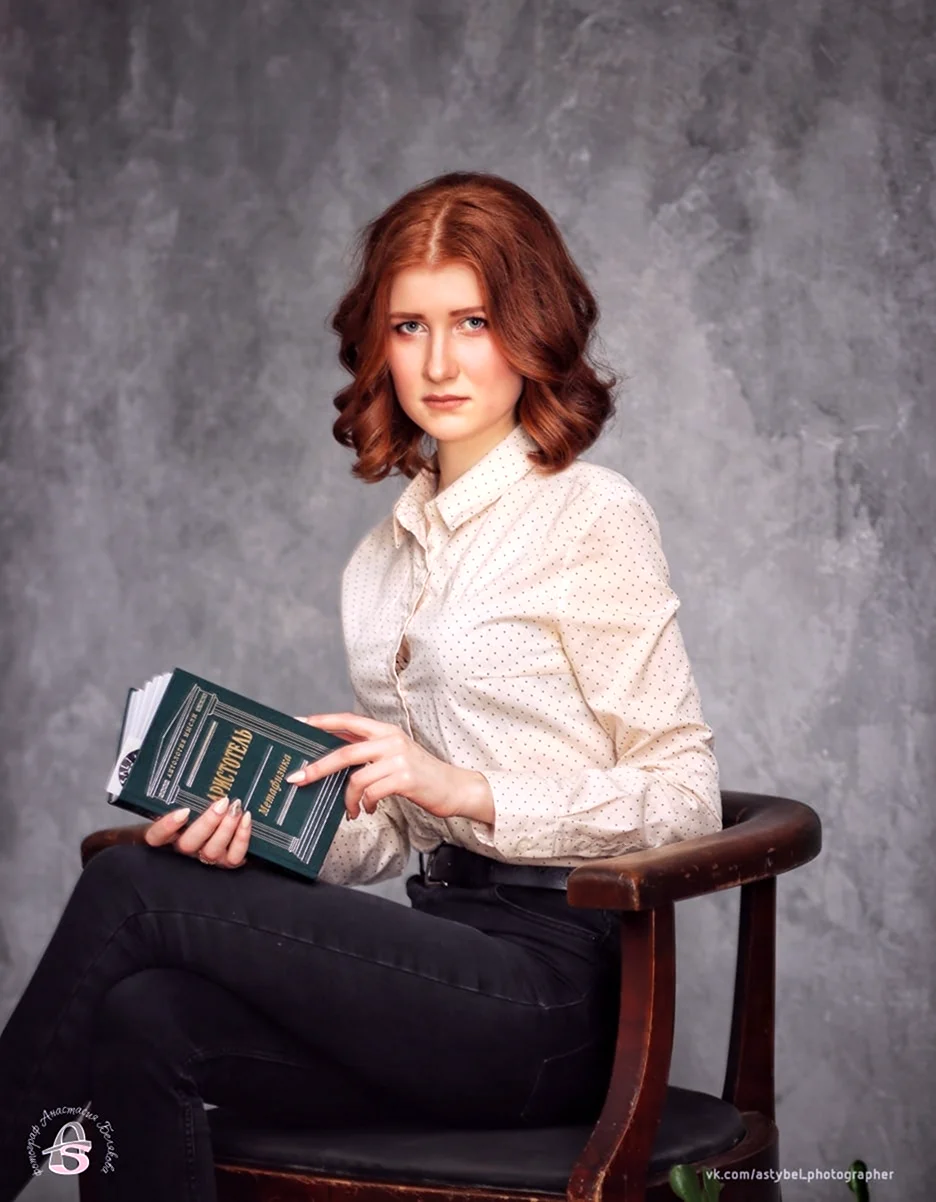 Портретный снимок девушки с книгой