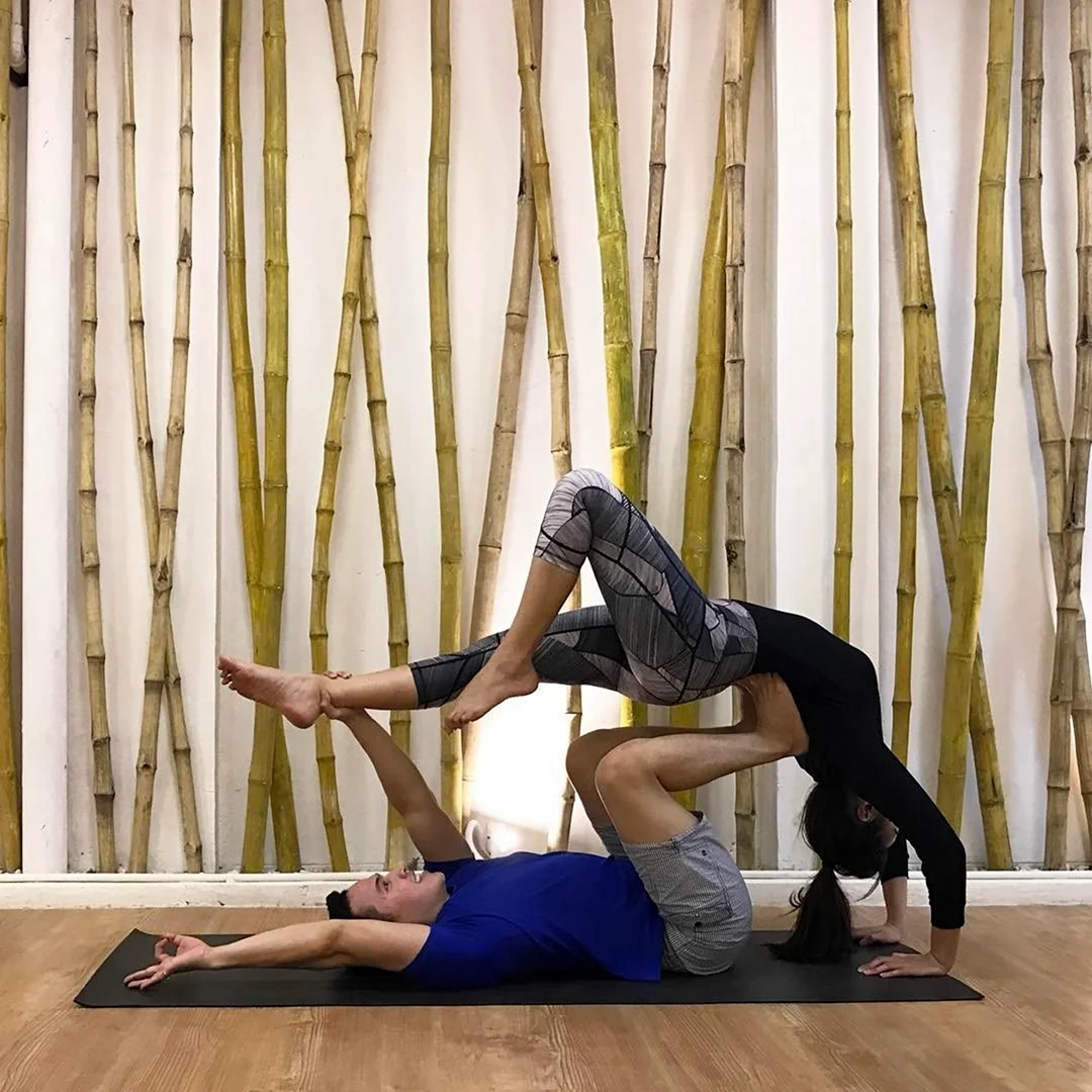 Позы йоги для двоих сложные