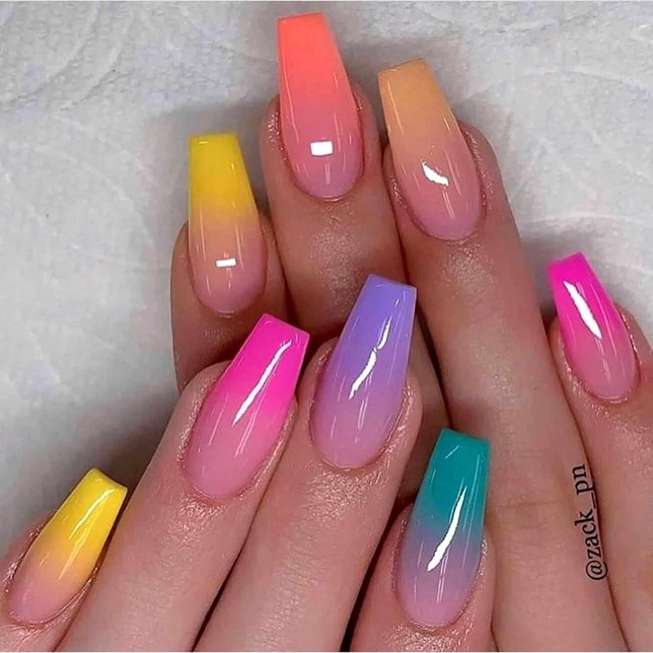 Разноцветное омбре на ногтях