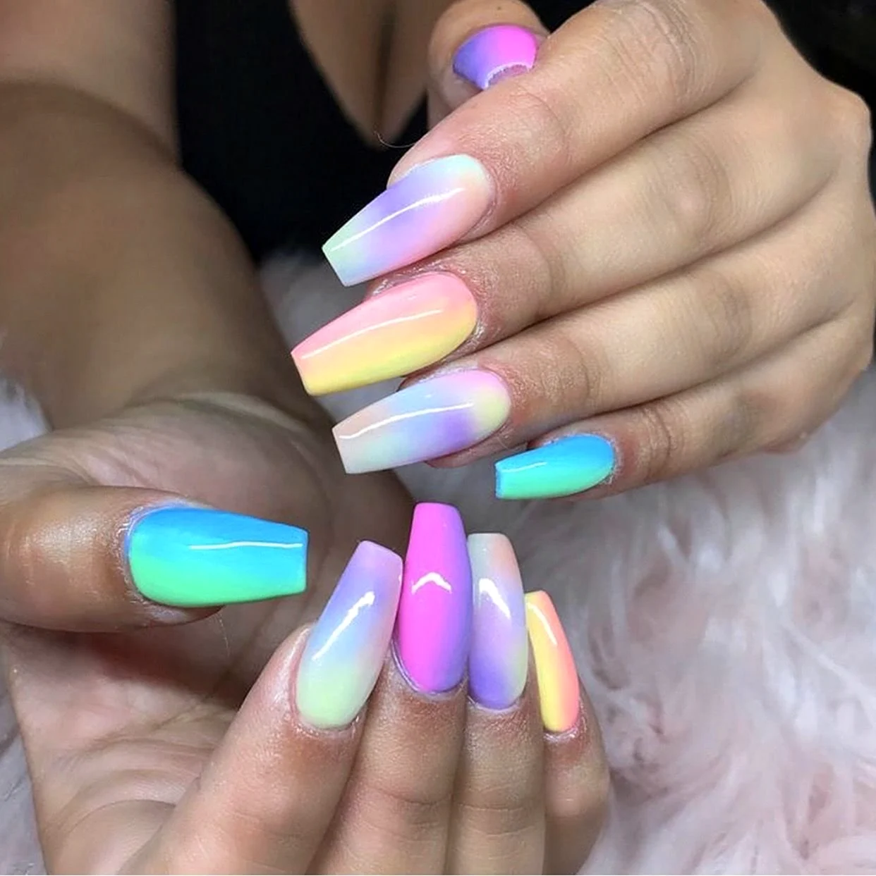Разноцветные мраморные ногти