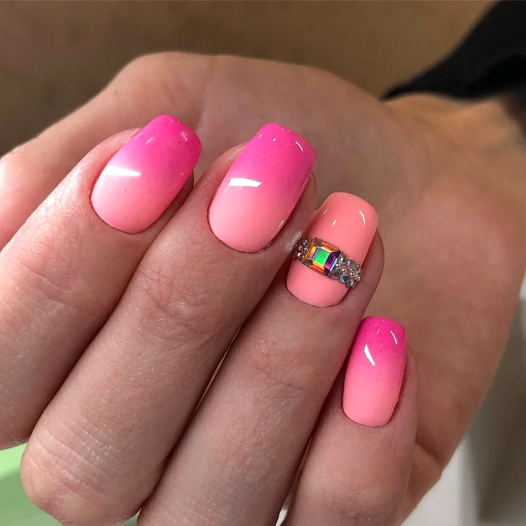 Разноцветные розовые ногти