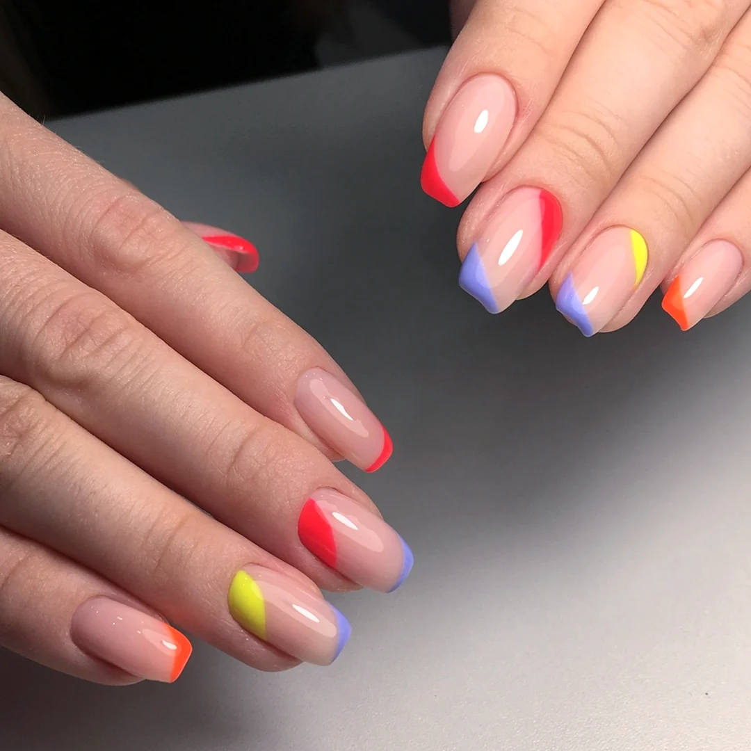 Разноцветный френч на ногтях