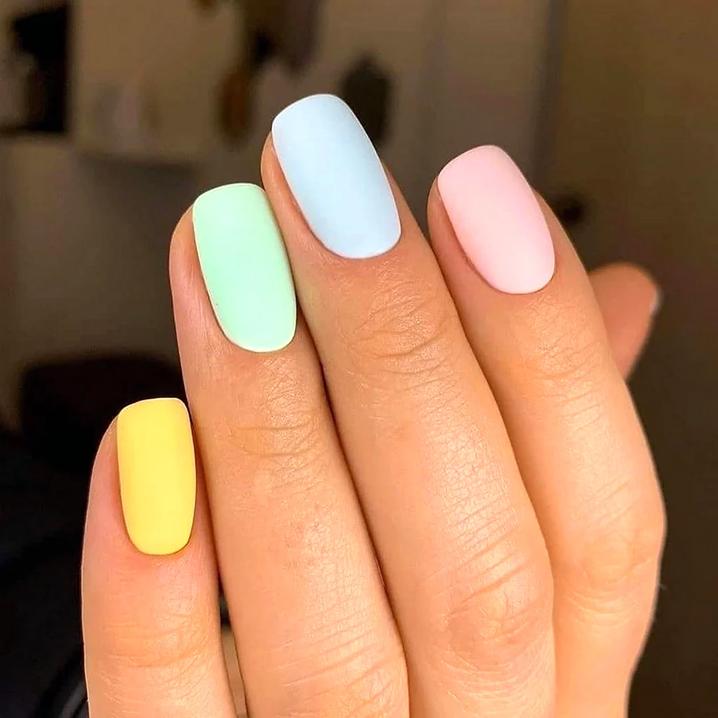 Разноцветный маникюр на коротких ногтях