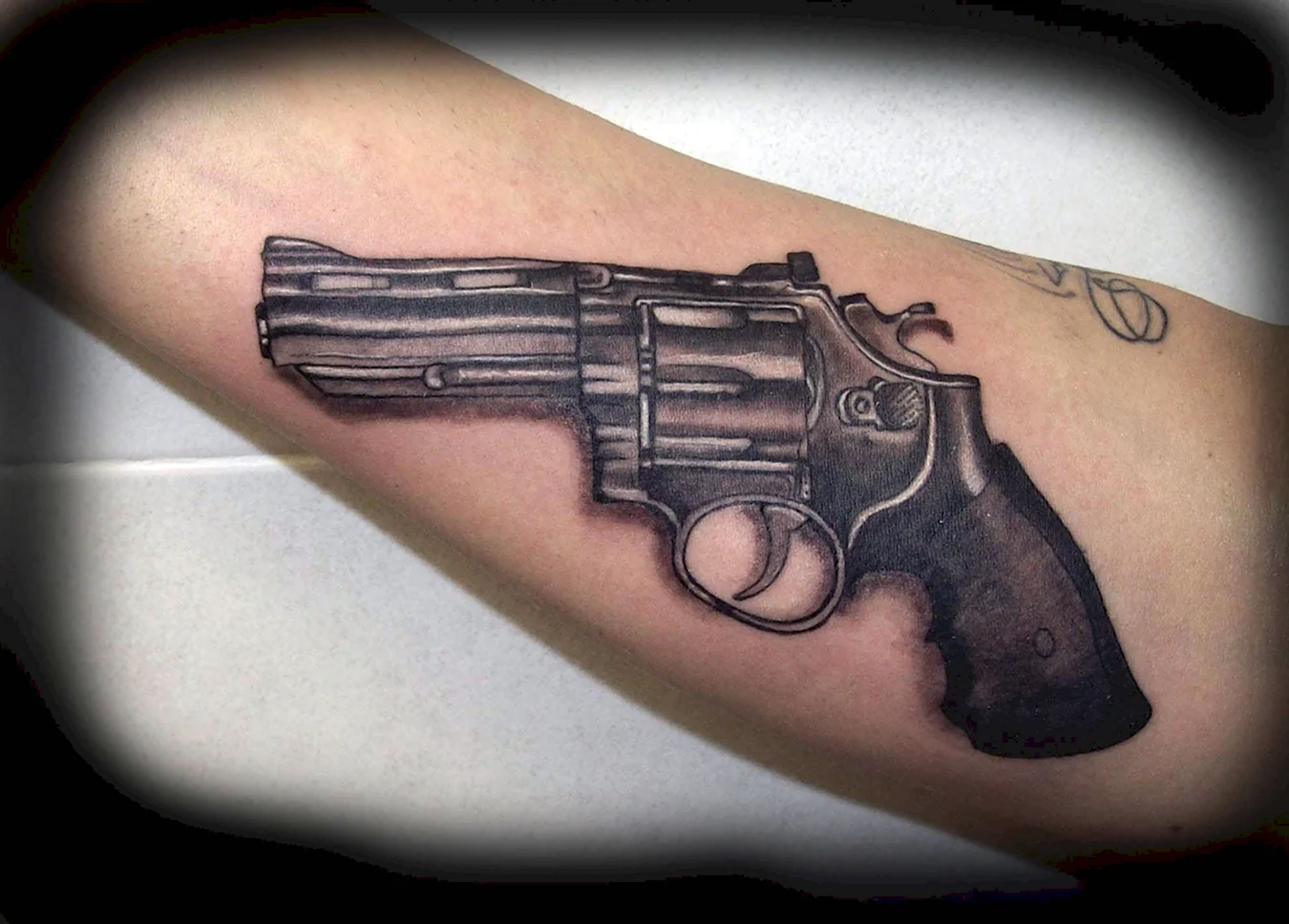 Револьвер в руке