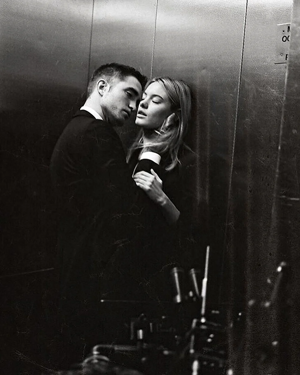 Роберт Паттинсон поцелуй в лифте