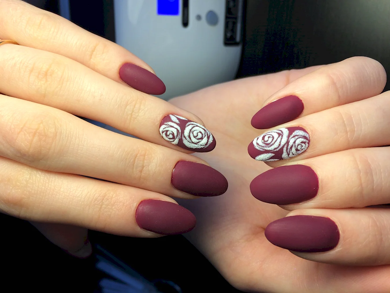 Роза на ногтях