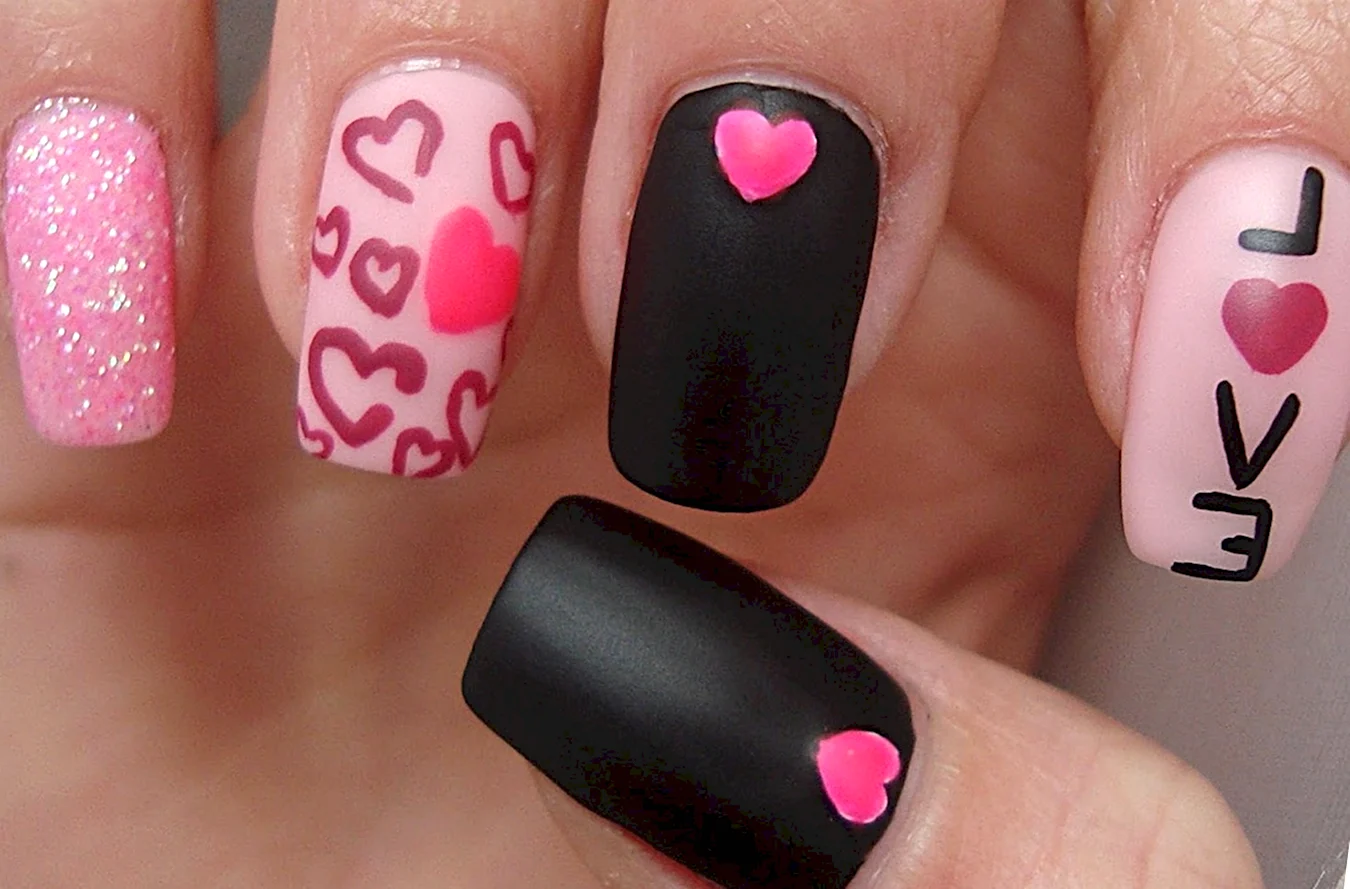 Розовые ногти с черным сердечком