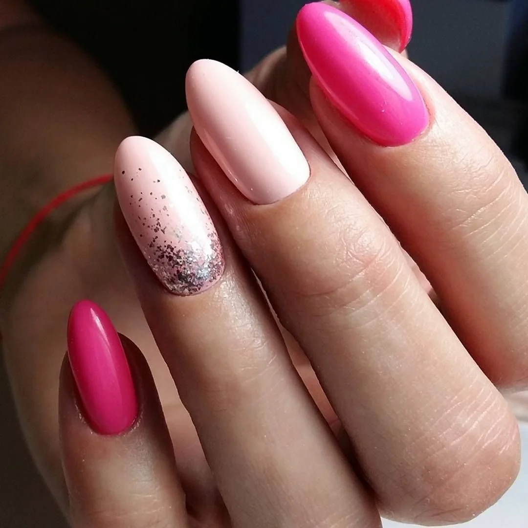 Розовые овальные ногти