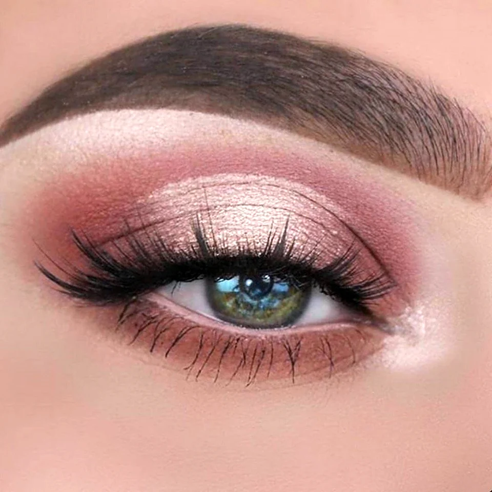 Розовый макияж глаз