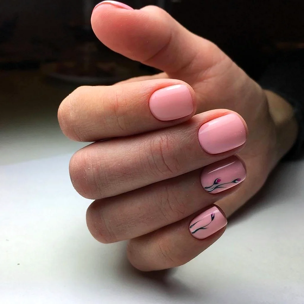 Розовый маникюр на короткие ногти