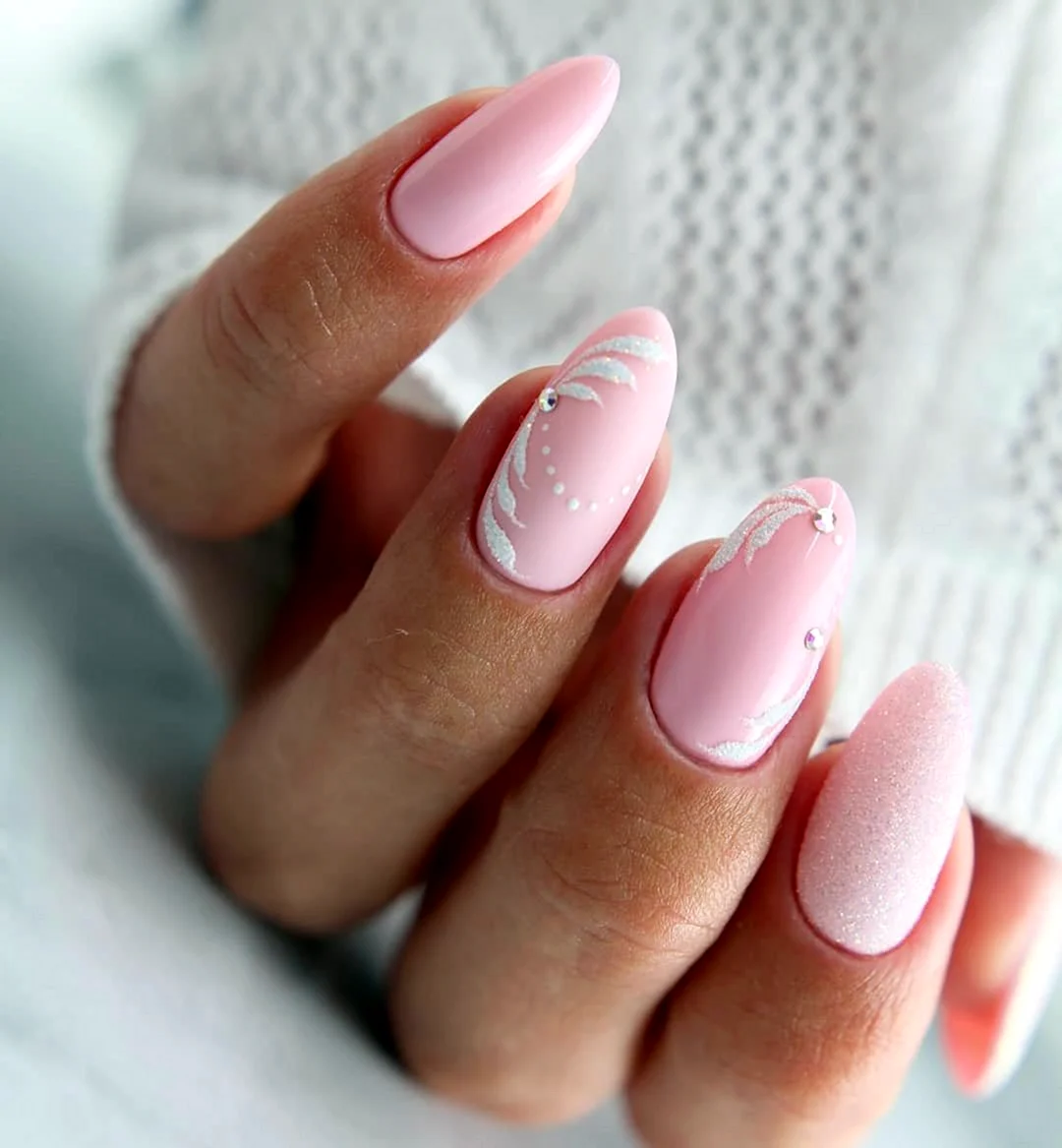 Розовый маникюр на миндалевидных ногтях