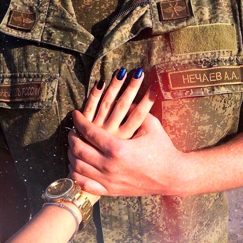 Рука солдата и девушки