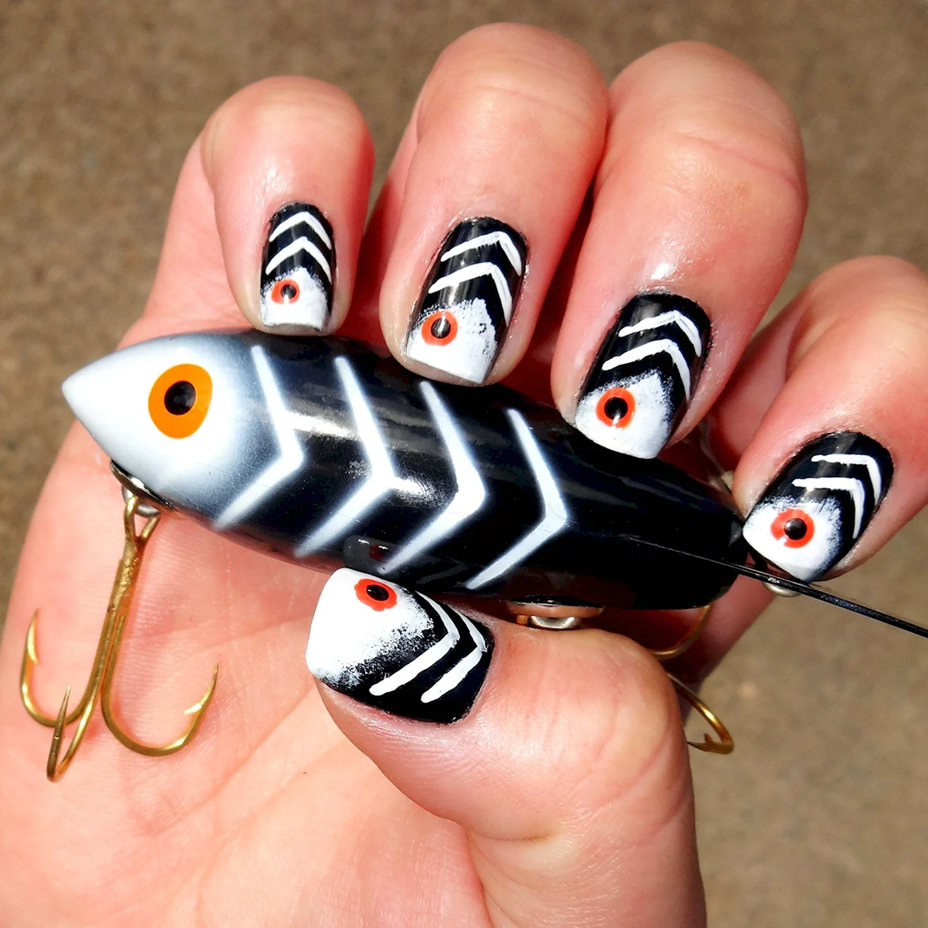 Рыбки на ногтях