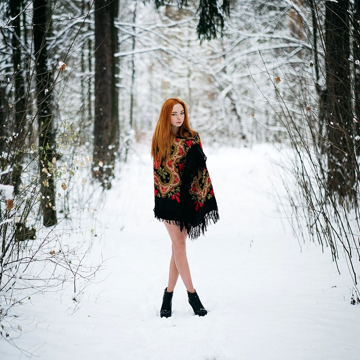 Рыжая девушка зимой