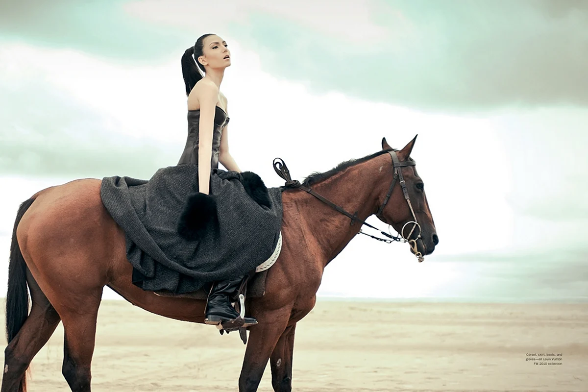Сальма Хайек верхом на коне