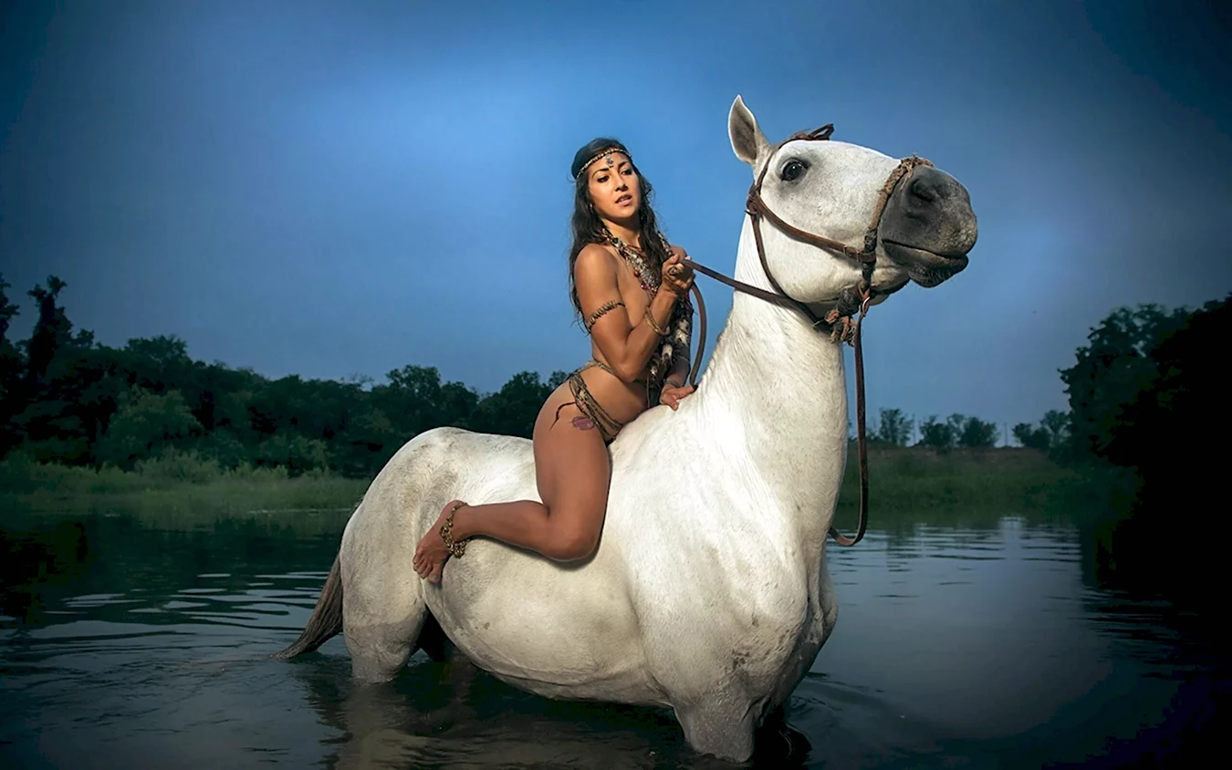 Сальма Хайек верхом на коне