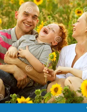 Счастливая семья в подсолнухах