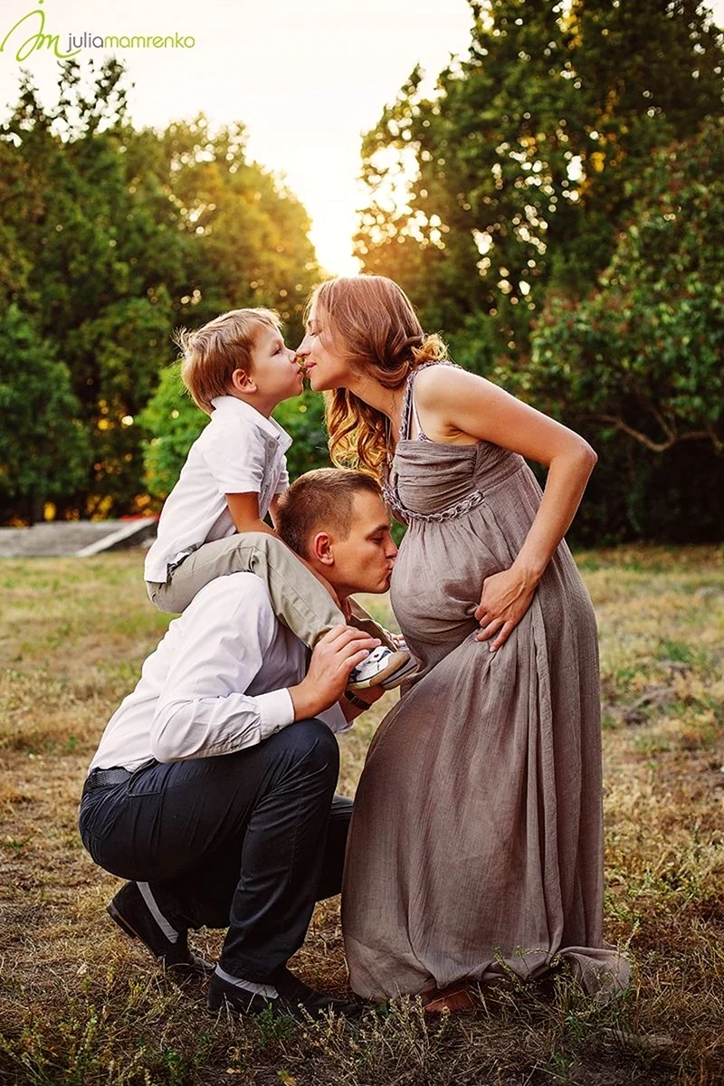 Семейная фотосессия беременности на природе