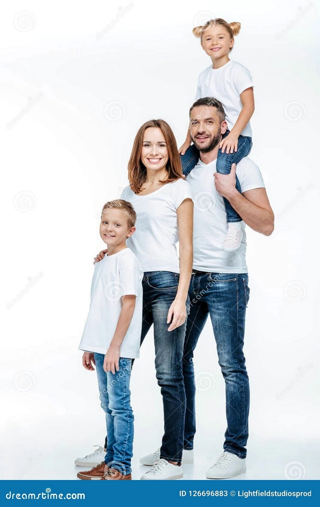 Семейная фотосессия в белых футболках